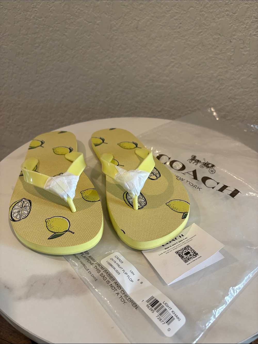 NWT Size 6 Coach Lemon Print Flip Flops in Light Yellow